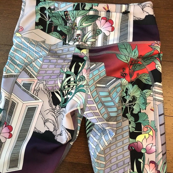 NWOT Nike colourful cityscape running leggings/tights - Picture 5 of 6